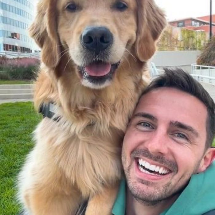 Proprietario soddisfatto insieme al proprio cane